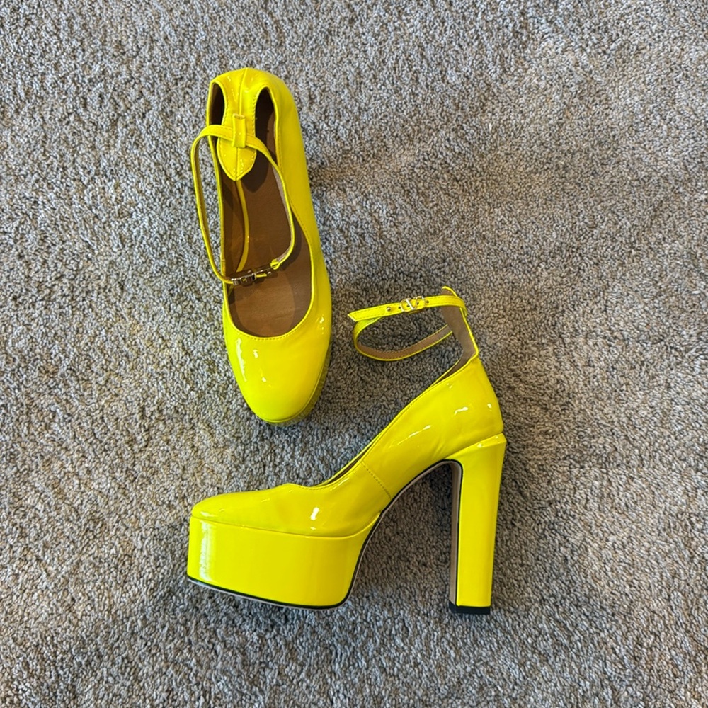 Yellow patent yellow platform heels NWOT size 8
